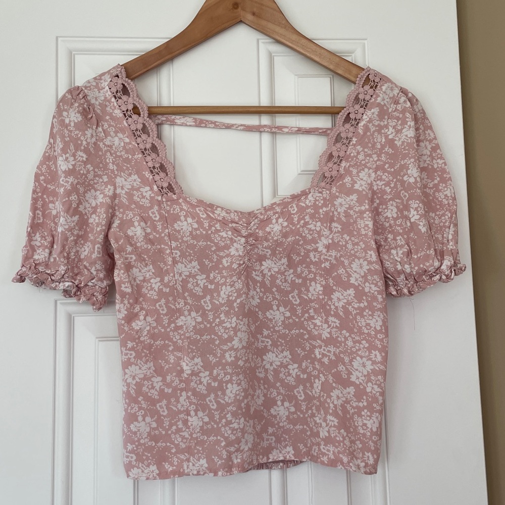Crave Fame Women’s Pink Floral Lace-Trim Crop Top